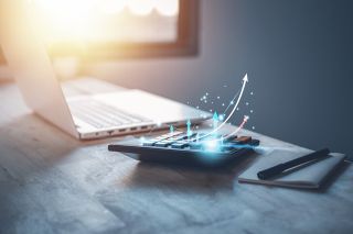 Foto: Laptop und Taschenrechner